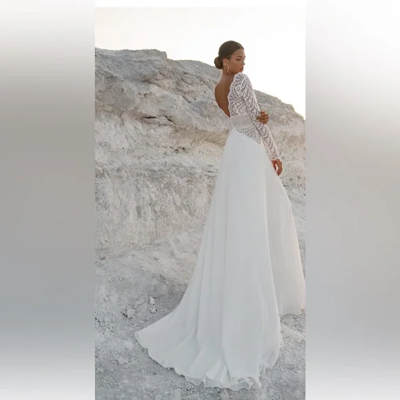 Elegant Lace ivory Dress bodice with ivory chiffon skirt.
Size 14. P739 - Picture 3 of 6